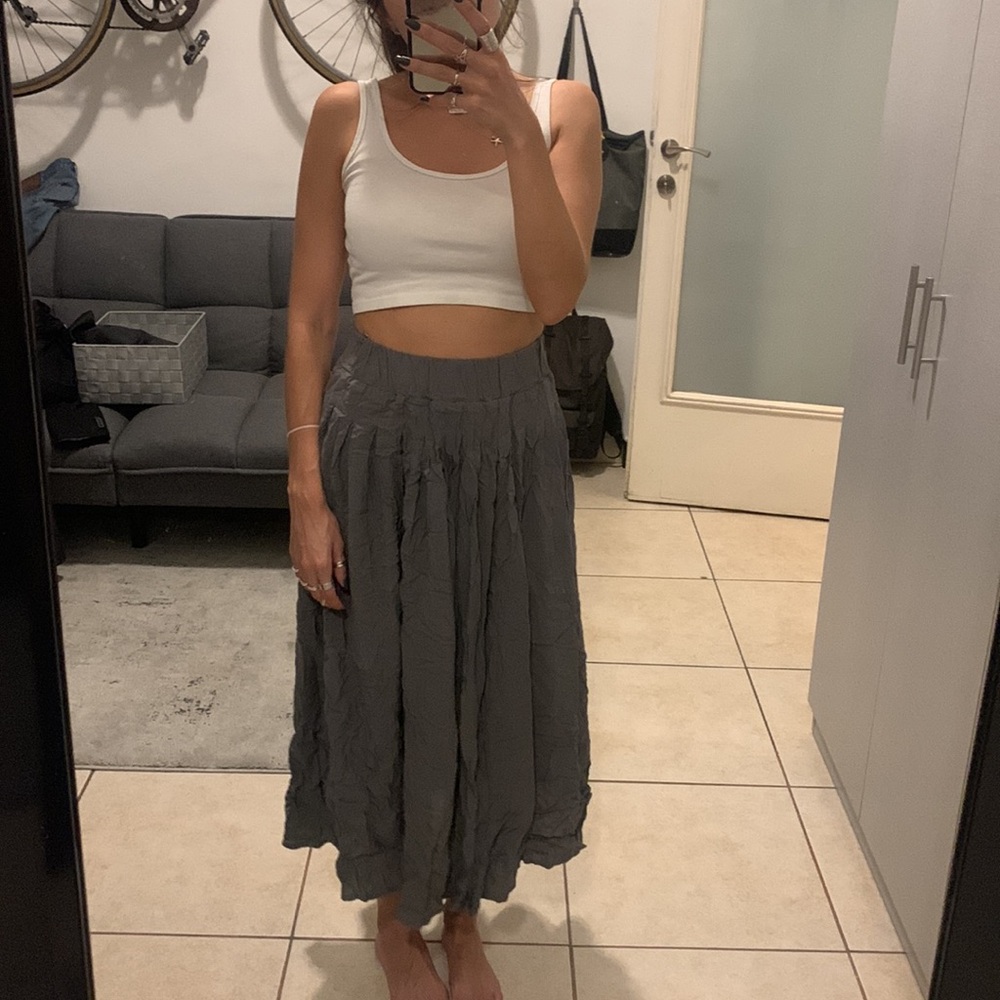 Small. Grey midi skirt. Elastic waistband. High waisted. Skirt - Picture 2 of 2